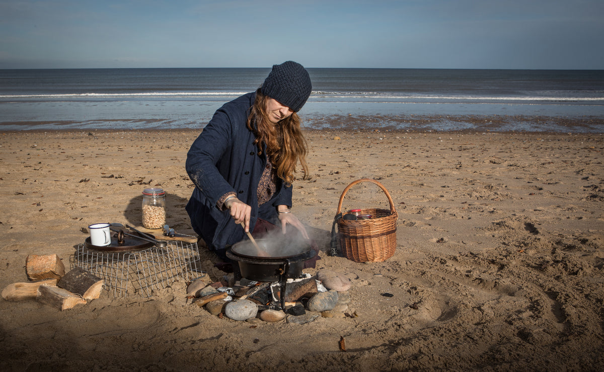 Dutch Oven with hot coals lid and stand